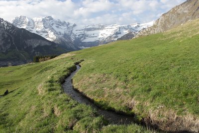 Canal d'irrigation sur le plateau de Saugué