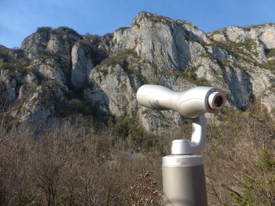 Longue-vue fixe face aux falaises du Trou