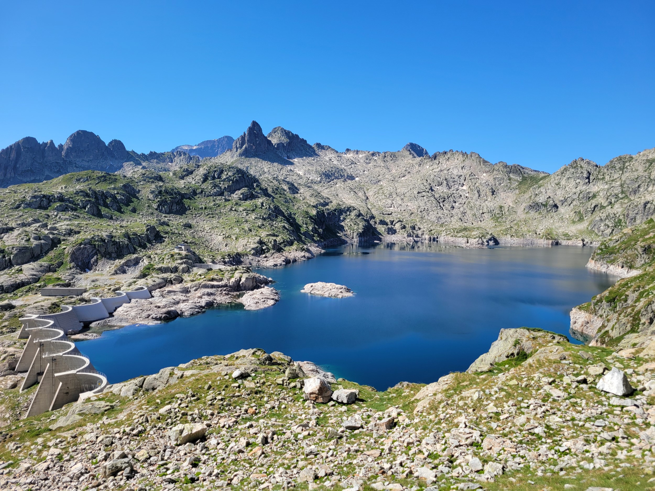 Le lac de barrage de Migouélou