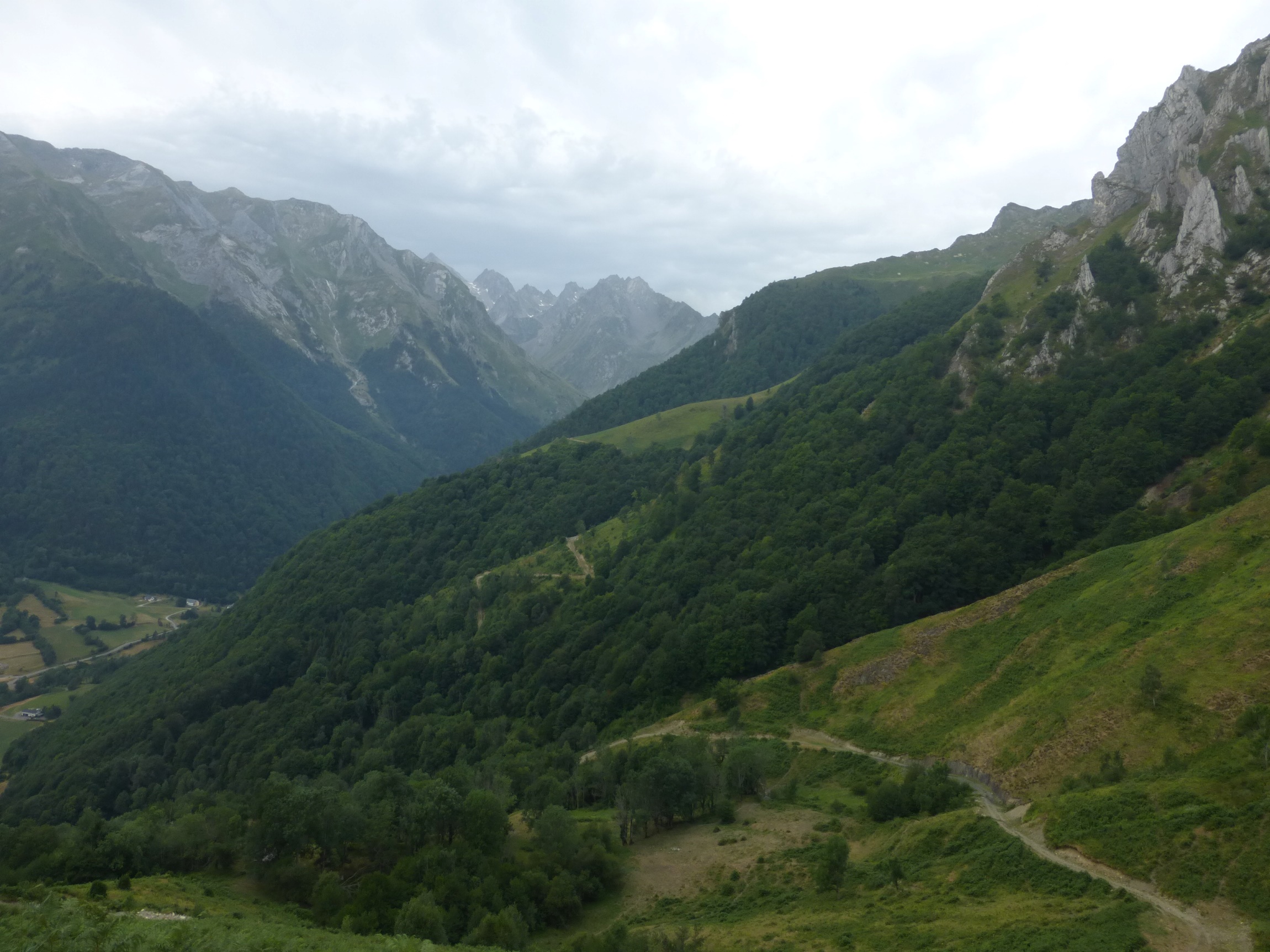 En chemin, vue sur la vallée d'Estaing
