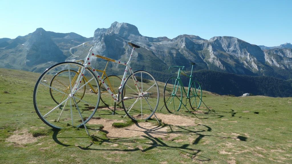 Les fameux "3 vélos" aux couleurs du Tour