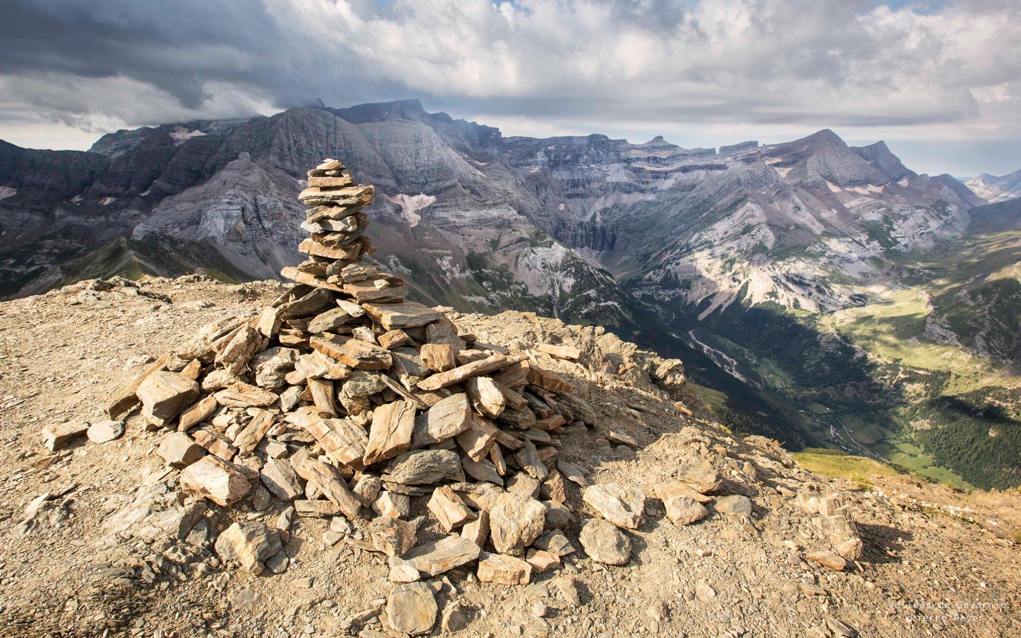 Cairn au sommet du Piméné (2801 m)