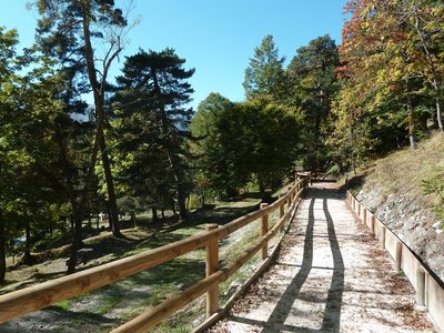 Sentier accessible aux fauteuils roulants