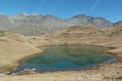 Lac de Bassia, dominé par le Pic Long