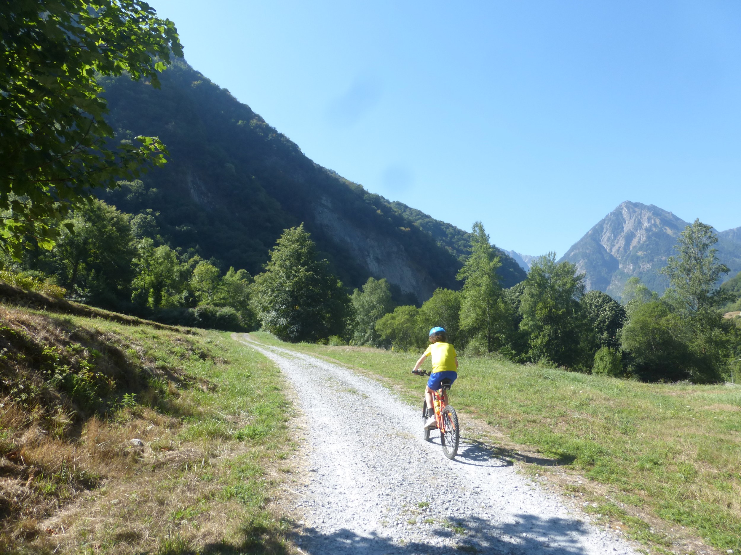 Approche de Cauterets à la sortie des gorges