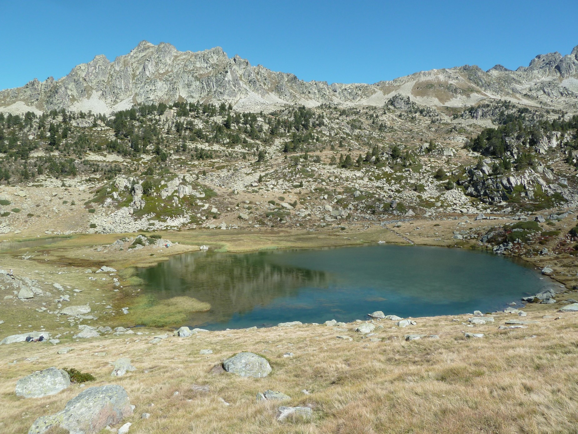 Le lac de Coueyla Gran jouxtant le refuge d'Aygues Cluses