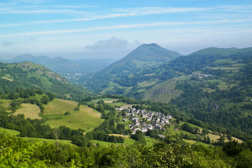 Vue sur le village de Ousté depuis le sentier du retour