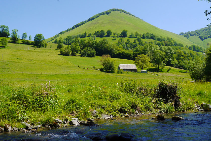Grange à Gazost au bord du Néez