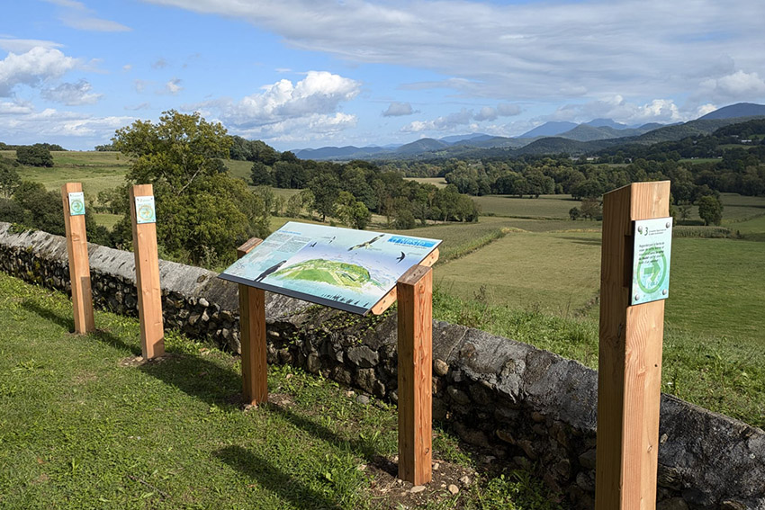 Le Sentier d'interprétation " La Neste". Vue depuis le château de La Barthe de Neste